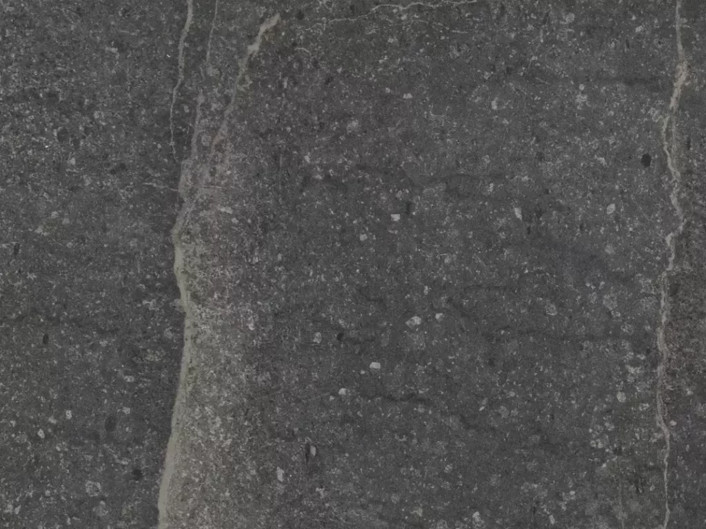 Anthrazit farbige HPL-Arbeitsplatte mit hellgrauen Adern und Flecken