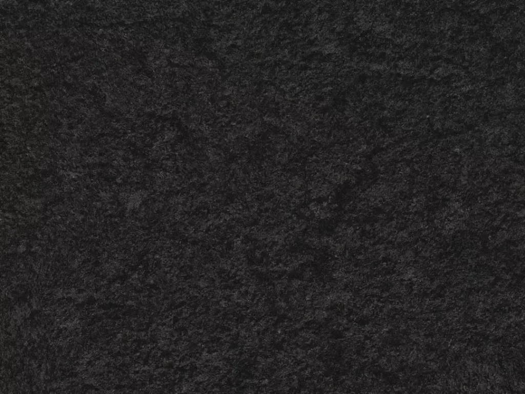 fast schwarze HPL-Arbeitsplatte mit Stuktur eines Basalt Steins