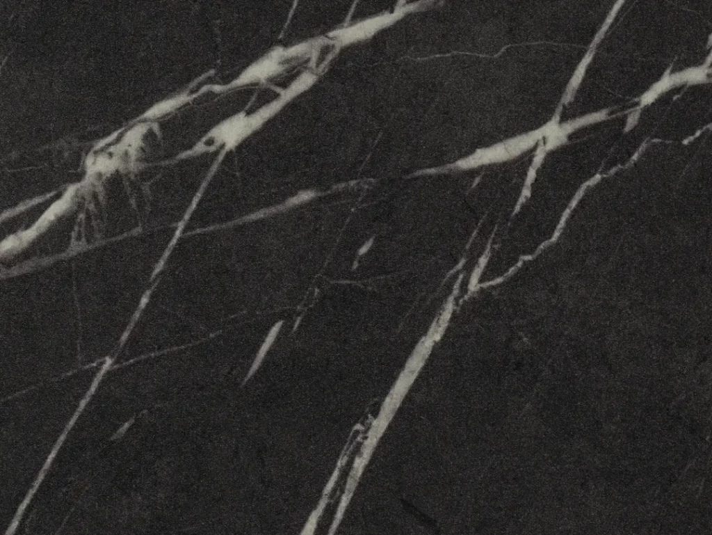 schwarze Arbeitsplatte mit verschiedenen weißen Adern